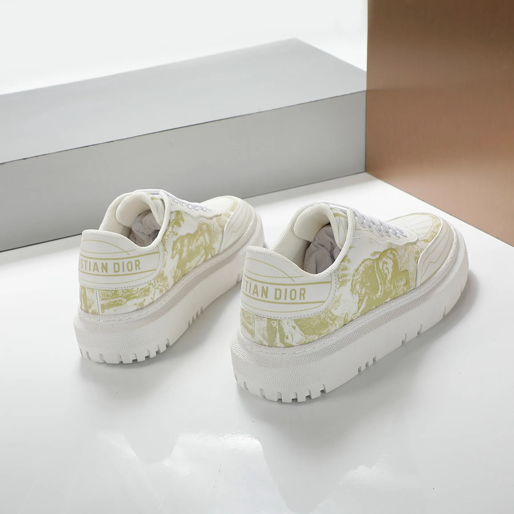 👟👟Ex-factory price 460👟👟 2021ssDior casual white shoes, the same style as the ready-to-wear series 1️⃣Original mold opening 2️⃣Original cowhide➕Breathable mesh lining 3️⃣TPU evacuation outsole 4️⃣Injected latex sheepskin feet 5️⃣Full package at the counter Code number 35-40 (41 can be customized)